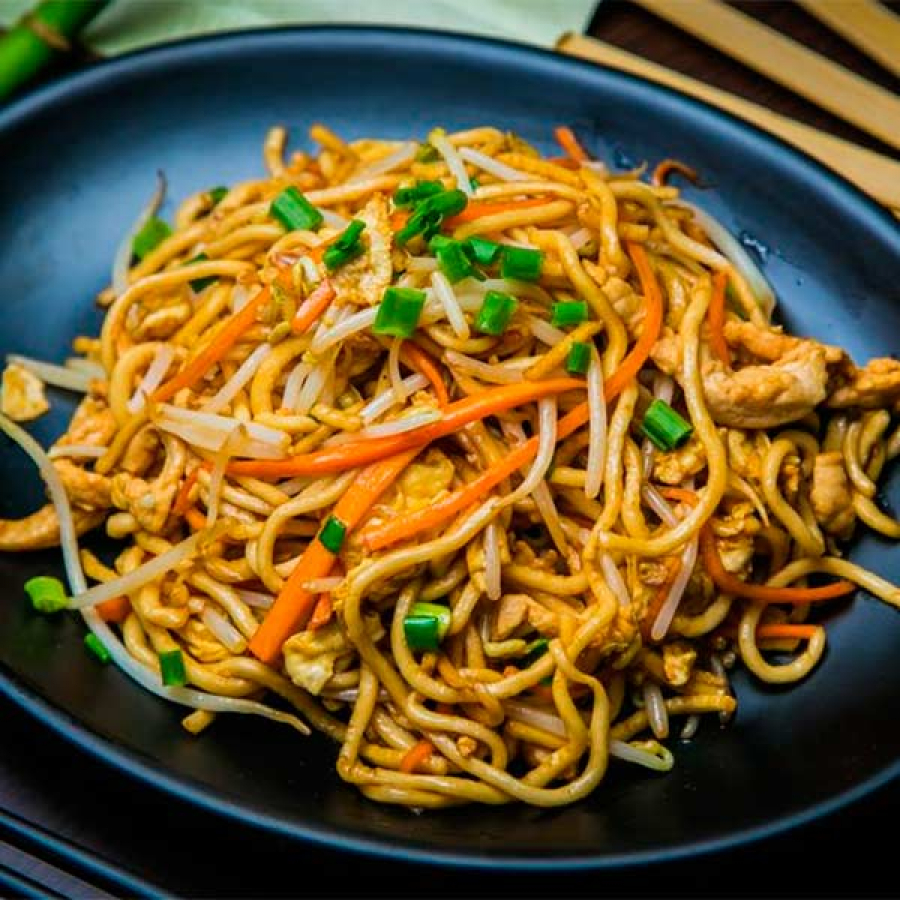 Жареная лапша по-шанхайски с курицей и зеленым луком