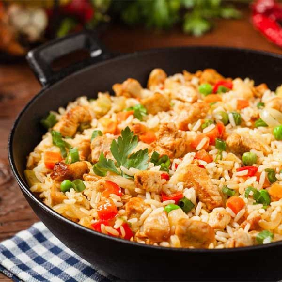 Жареный рис басмати с курицей и овощами